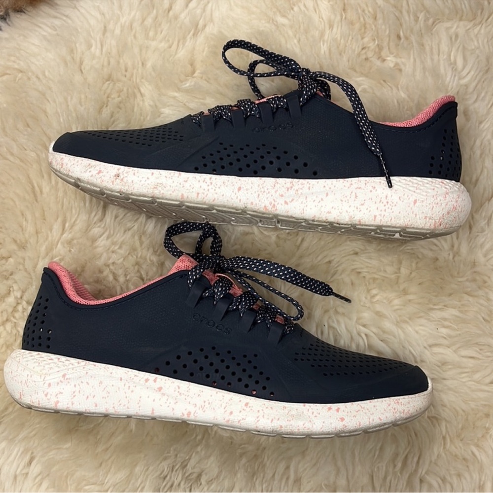 Crocs Lite Ride Sneakers 7 in Navy/ pink combo